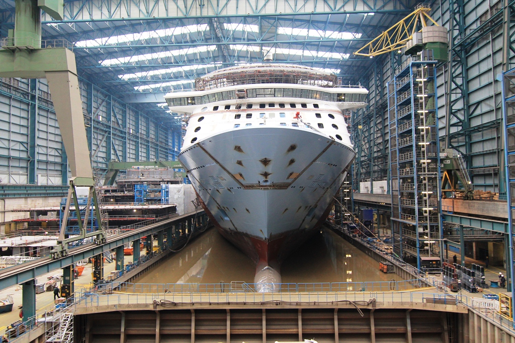 Ship build. Верфь «Meyer Werft Dockhalle 2». Круизный лайнер подводная часть. Умные верфи. Подводные части корабля.