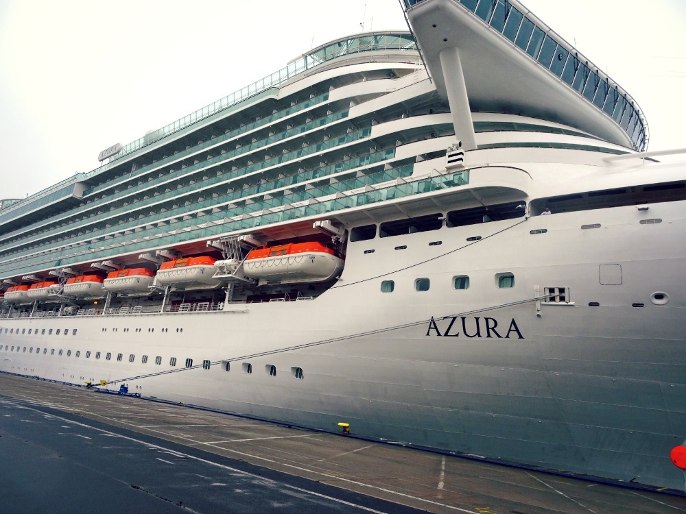 size of azura cruise ship