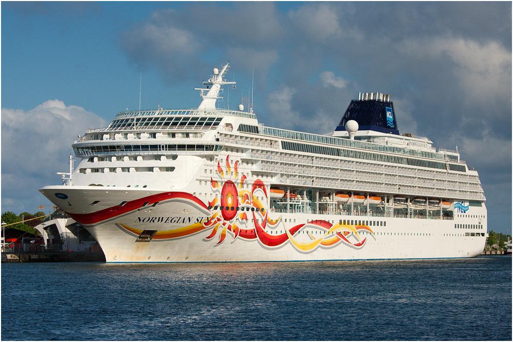 Norwegian Sun Cruise Passenger 