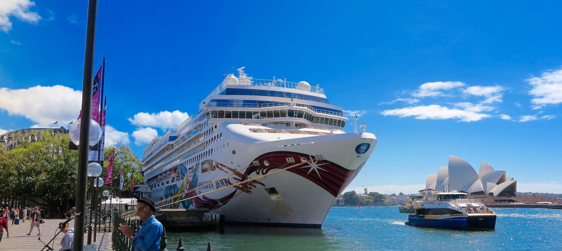 Norwegian Jewel makes triumphant entrance into Sydney