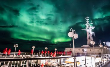 guests-northern-lights-greenland-silver cloud-2018