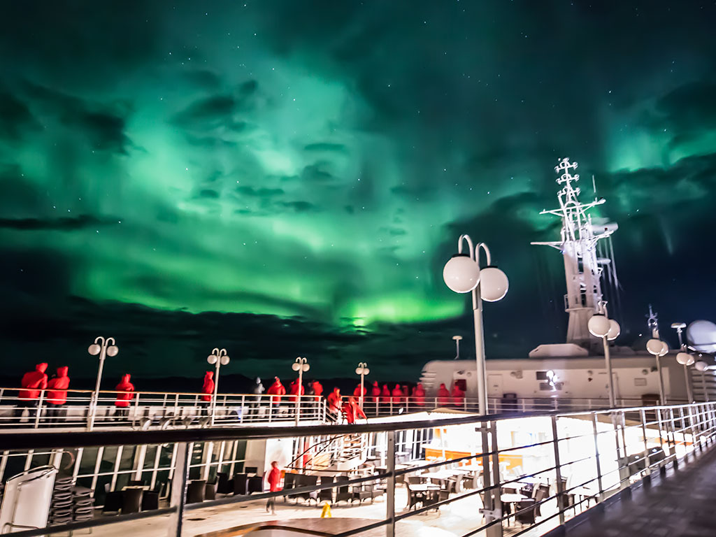 guests-northern-lights-greenland-silver cloud-2018