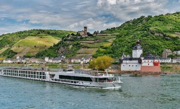 Teeming sails a Scenic ship