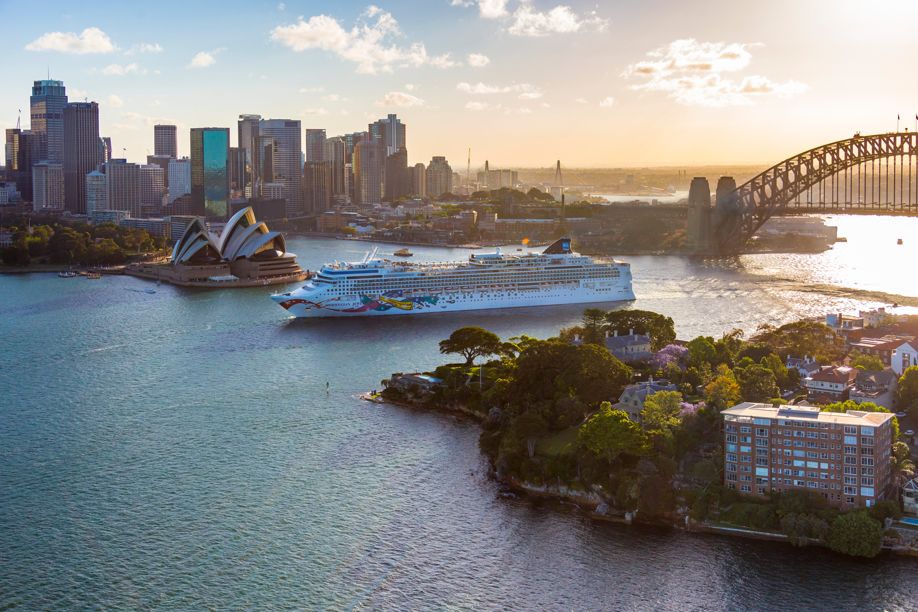 Norwegian Jewel on its way to Sydney for 2018/19