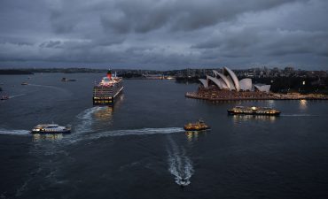 Queen Elizabeth departs Sydney