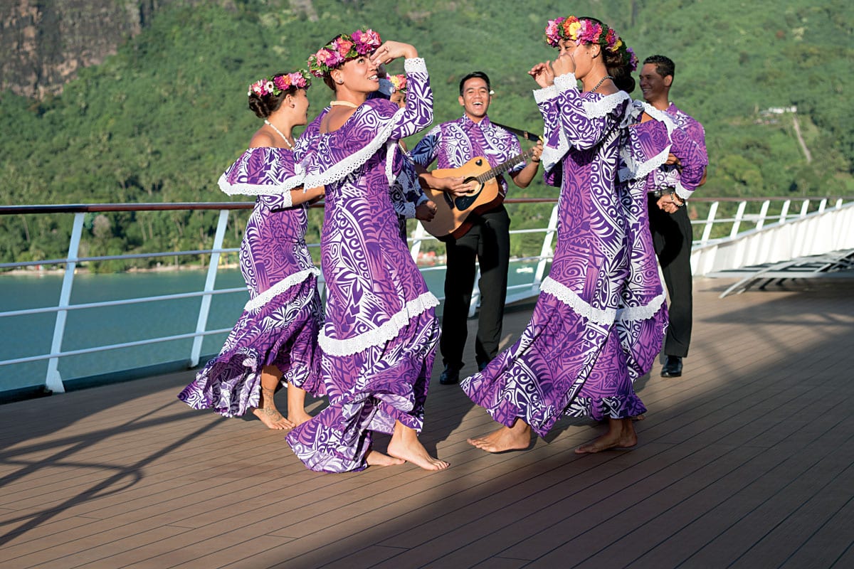 Les Gauguines and Gauguins performing