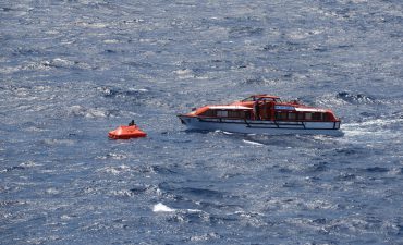 Pacific Dawn rescuing sailors near New Caledonia