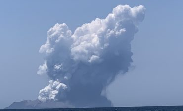 A picture of the eruption from @Littlejon_81 on Twitter