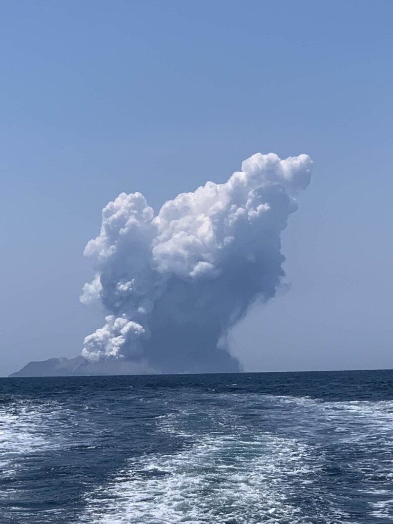 A picture of the eruption from @Littlejon_81 on Twitter