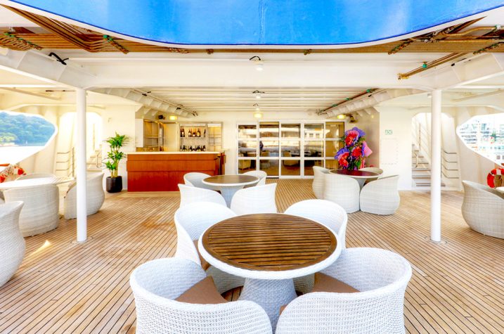 The Bridge Deck Bar on the Coral Discoverer