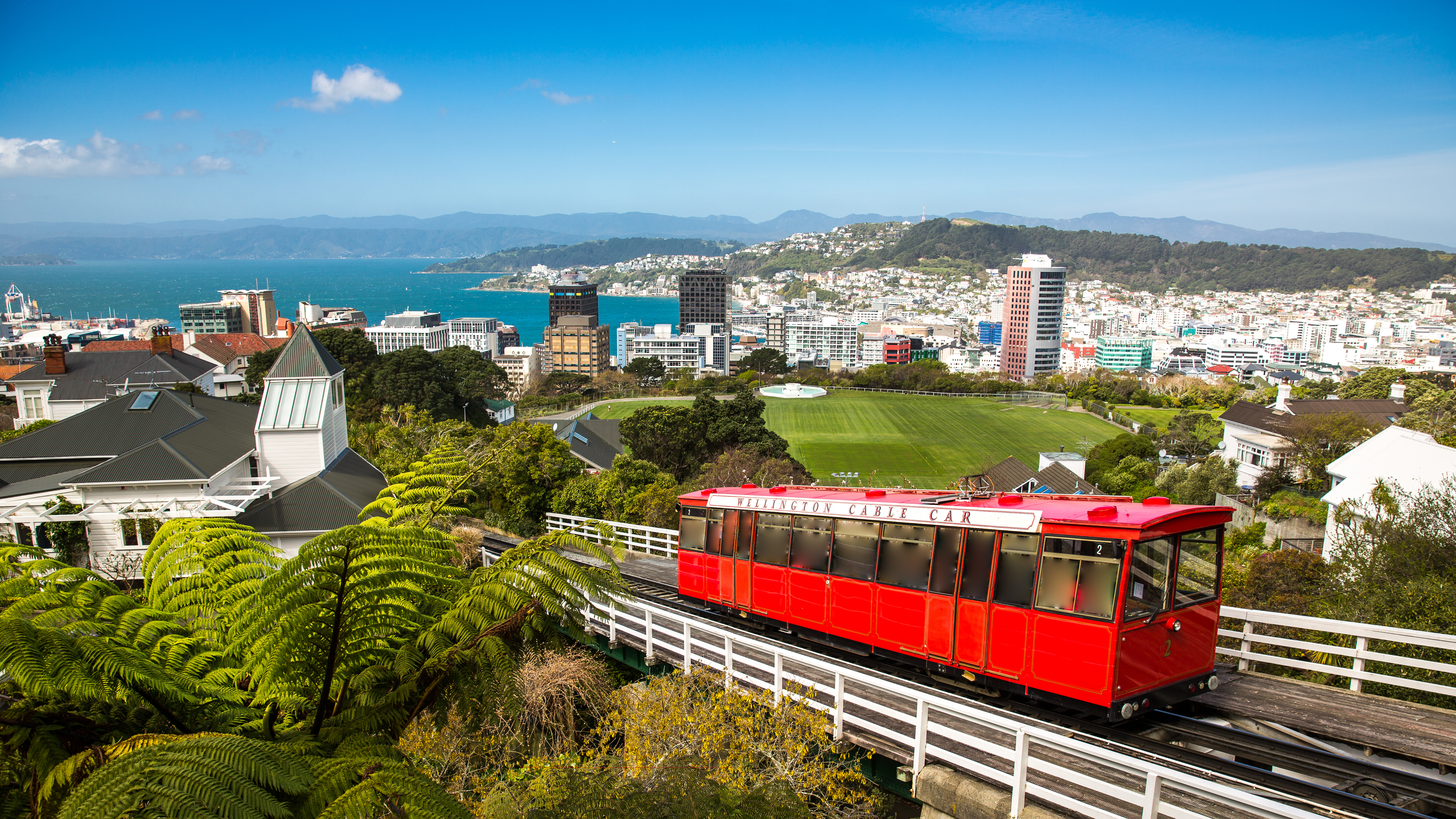 Cruise on Queen Elizabeth from Melbourne to New Zealand with free flights and free hotel stay