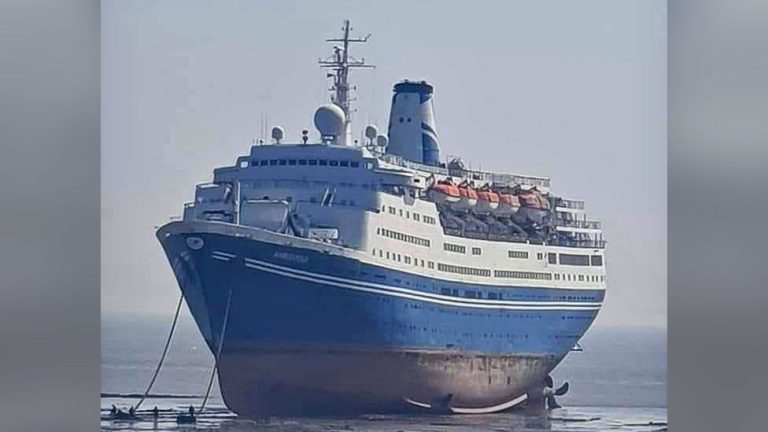 Cruise liner at Indian breakers yard