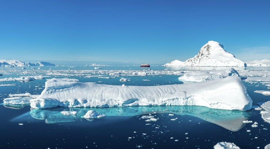 MS Roald Amundsen Antarctica HGR 142112 1920 Photo Dan Avila cropped