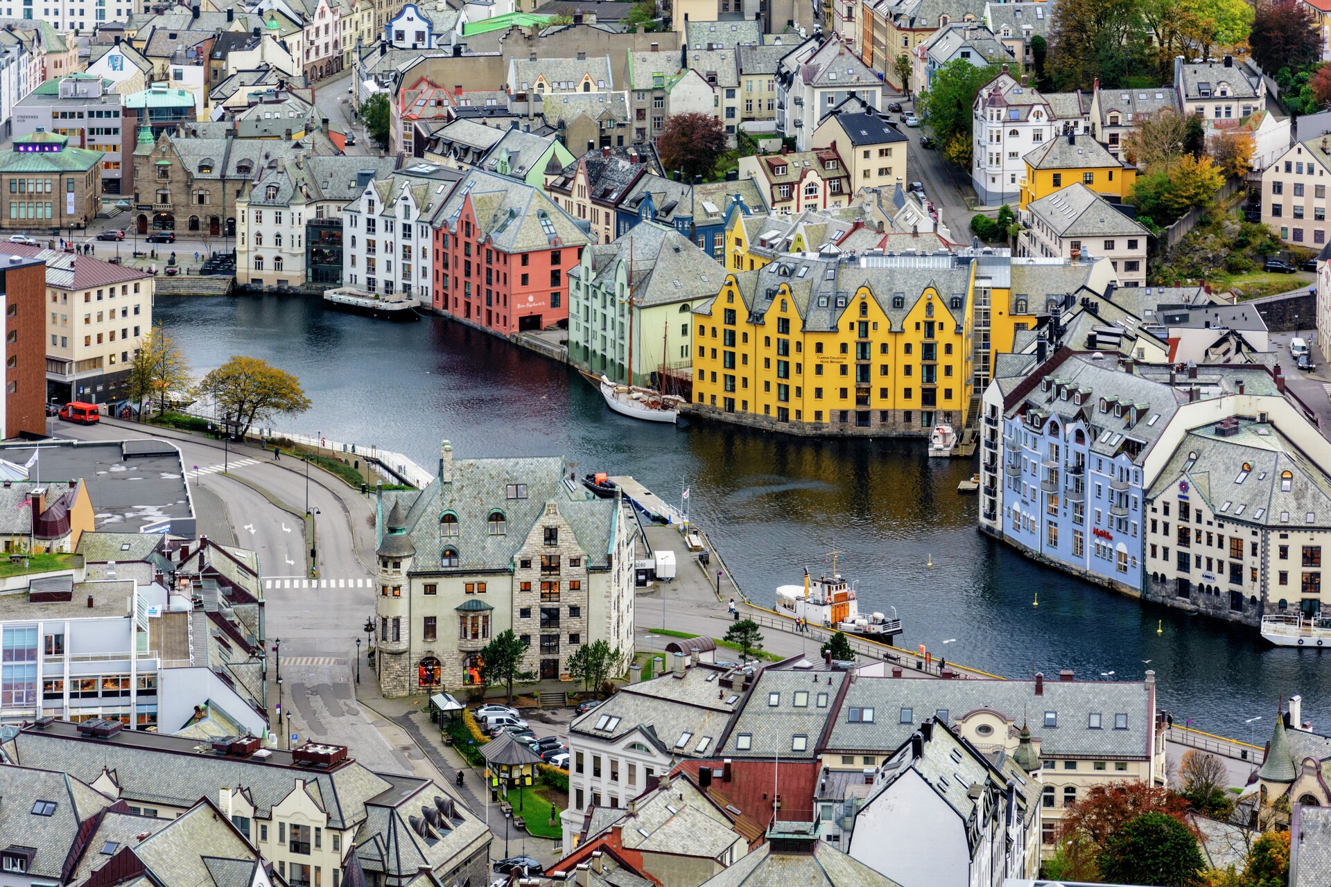 Save up to $1200 on Hurtigruten's Norway Early Bird Sale