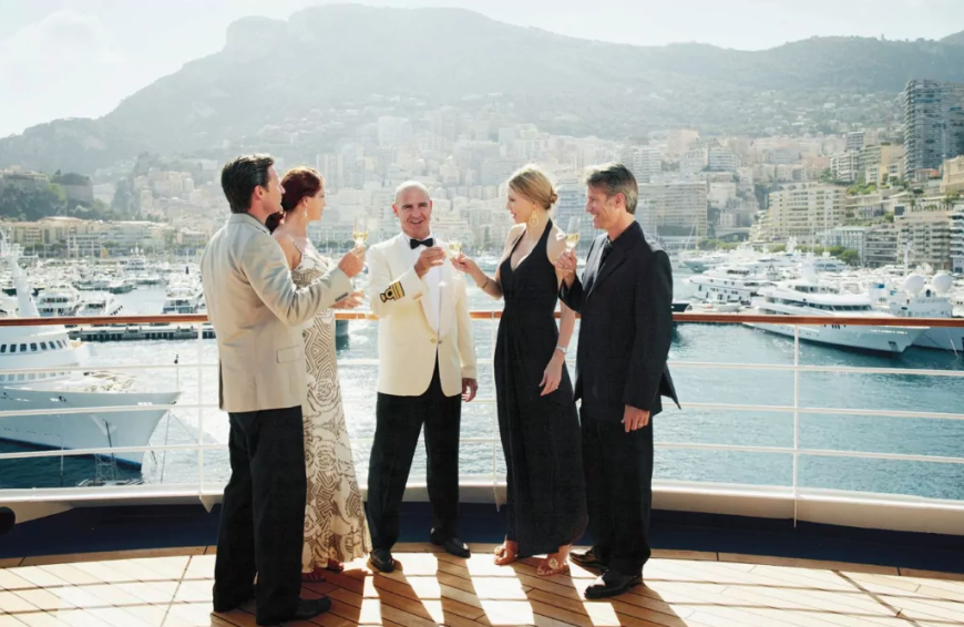 Is this the return of cruise dress codes? We undress the myths of dressing for your cruise