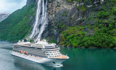 Viking-orion-in-new-zealand-sailing-in-the-milford-sound