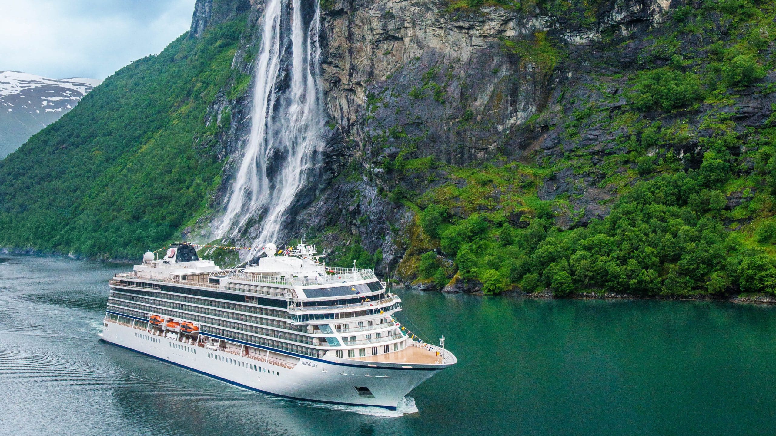 Viking-orion-in-new-zealand-sailing-in-the-milford-sound