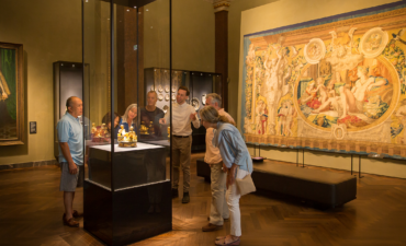 Cruise passengers looking at the KH Museum in Vienna on a shore excursions