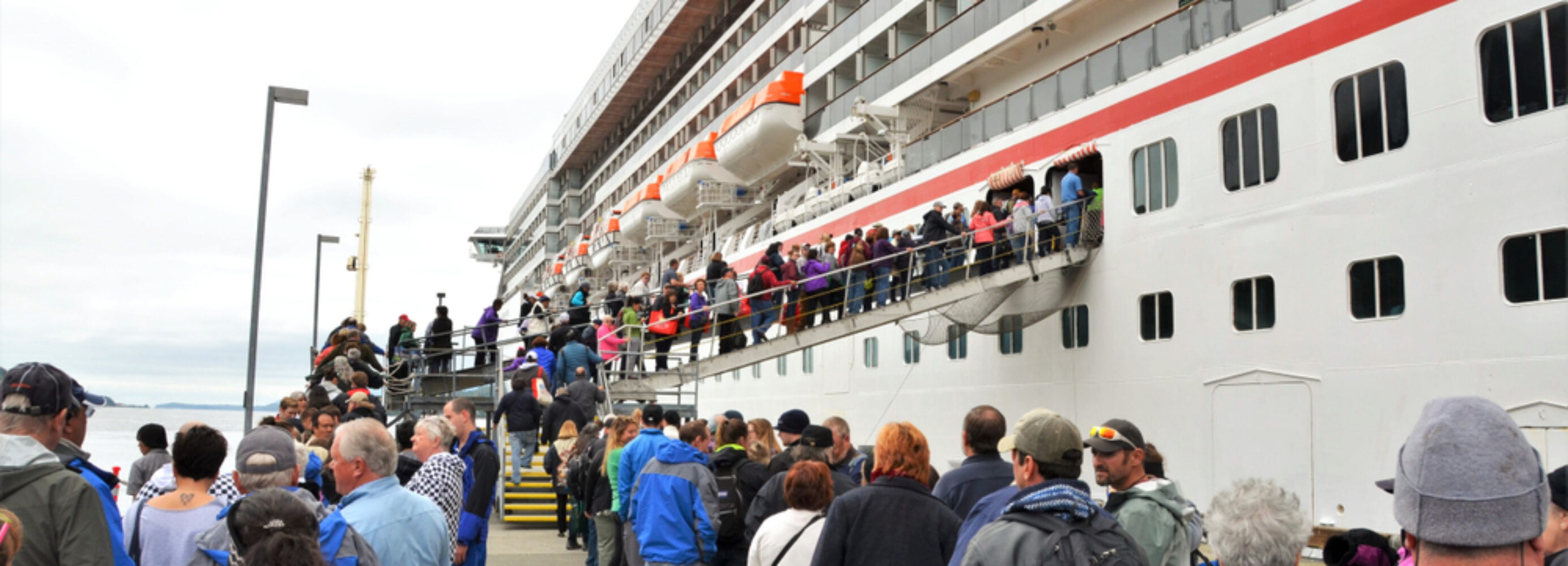 Ketchikan,Alaska,,Usa.Tourists,Lined,Up,To