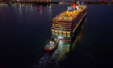 Queen Elizabeth sailing into Sydney