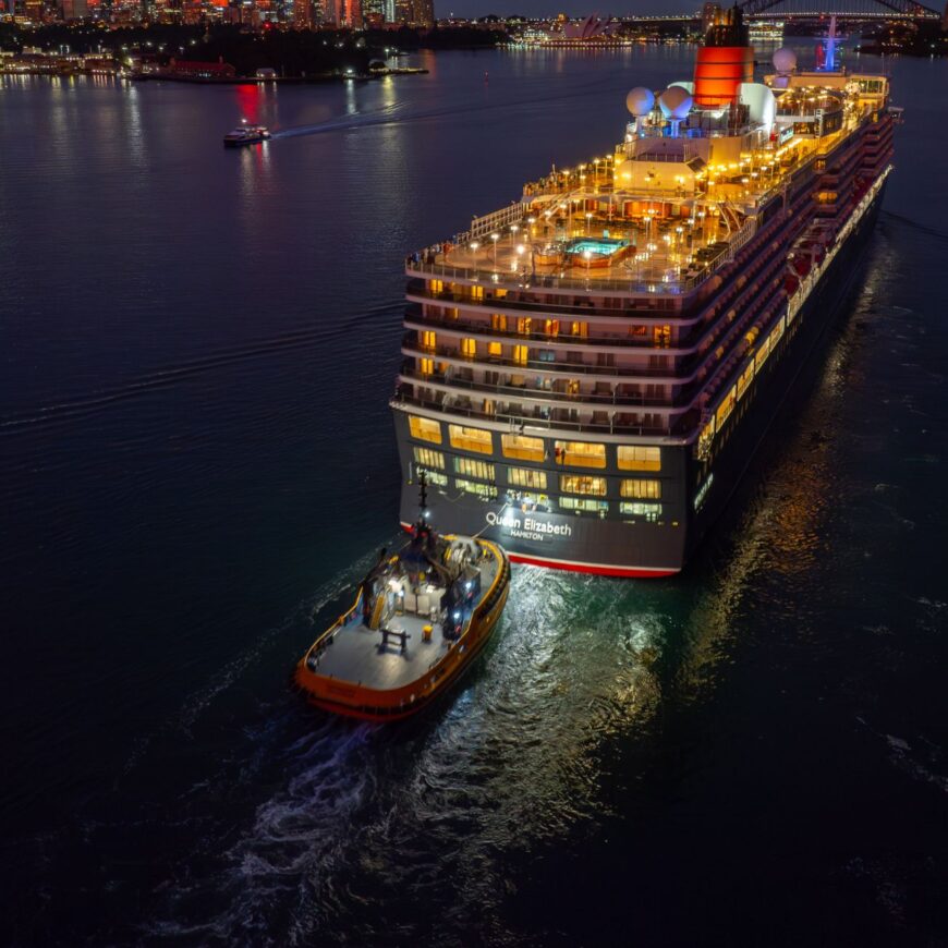 Queen Elizabeth sailing into Sydney