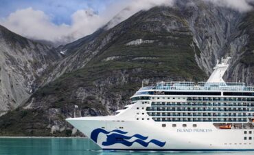 Midsize ship Island Princess