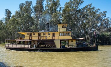 a paddlesteamer on the murray river victorian star