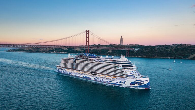 Norwegian Viva sailing in Lisbon
