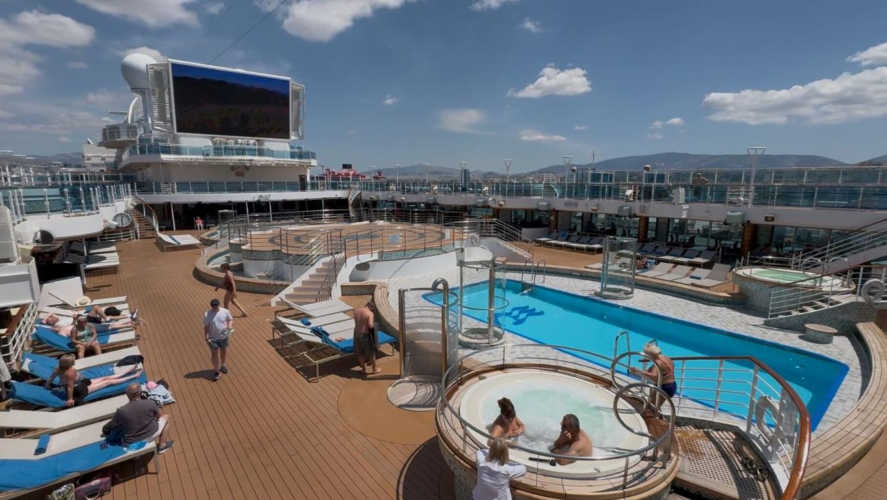 Pool deck majestic princess