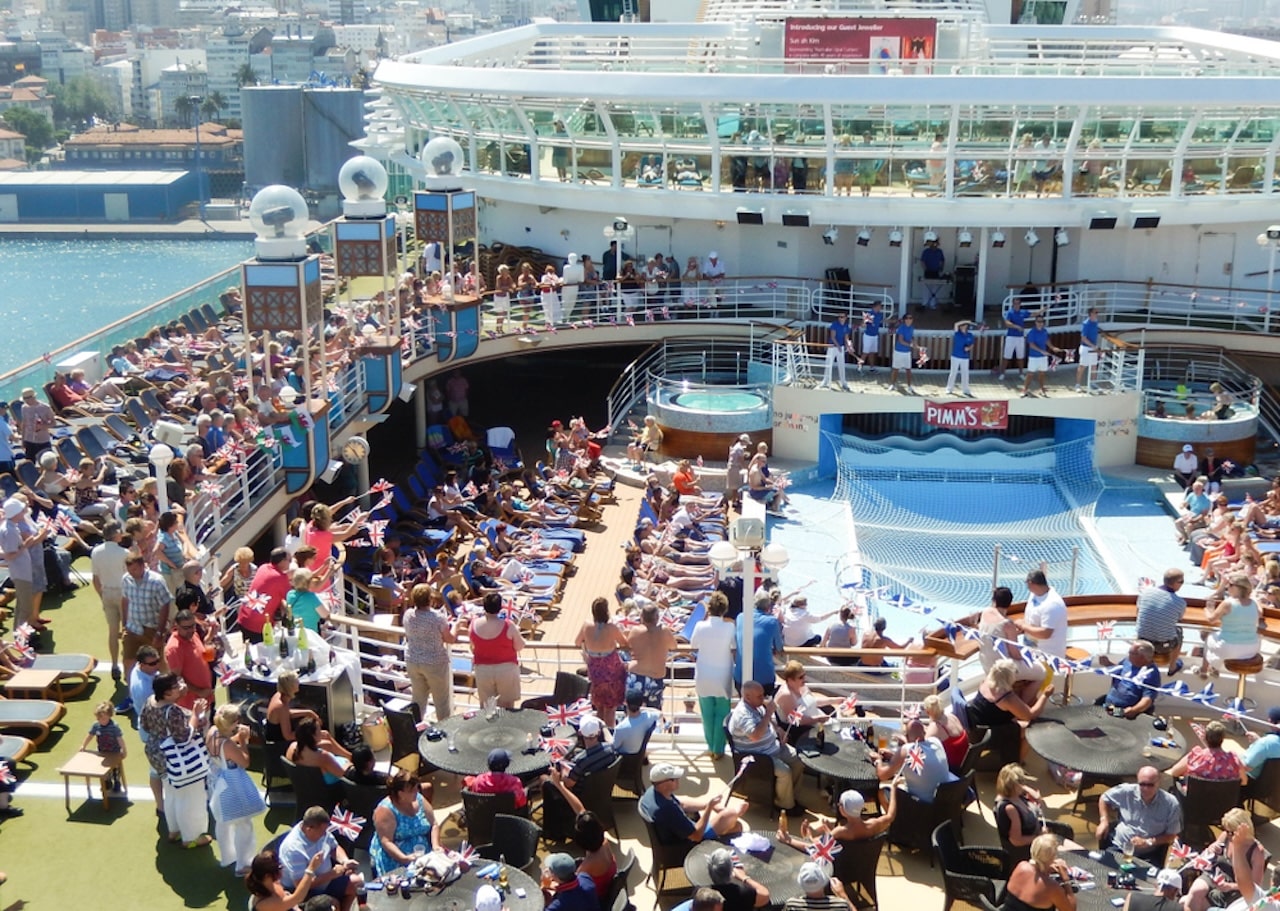 Cruise ship crowd