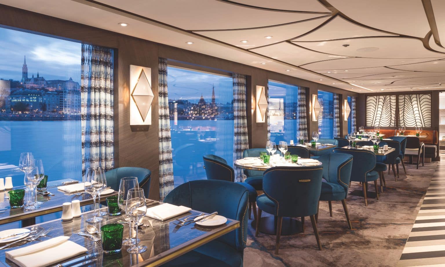 A restaurant on SS Elisabeth
