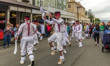 A group welcomes tourists to Wellington