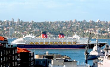 Disney Wonder passes Garden Island