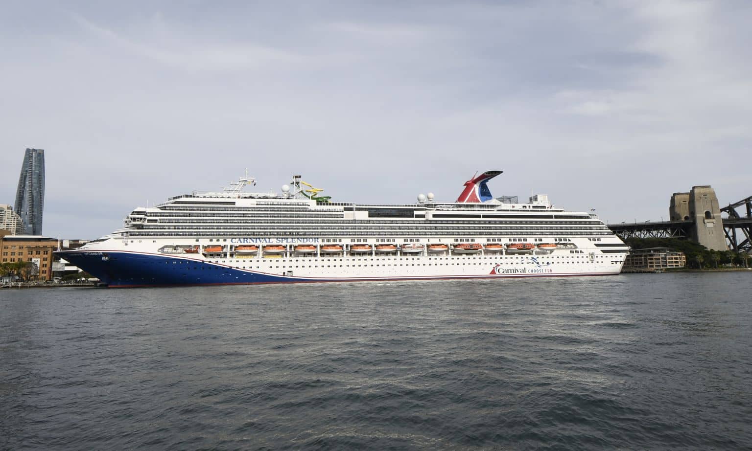 australia cruise ship in sydney harbour